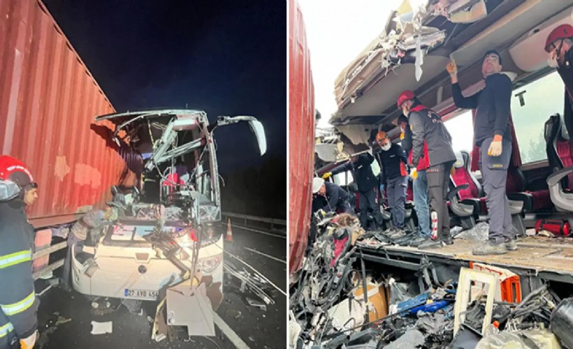 Osmaniye'de facia! Yolcu otobüsü, otoyolda TIR'a çarptı; 7 ölü, çok sayıda yaralı