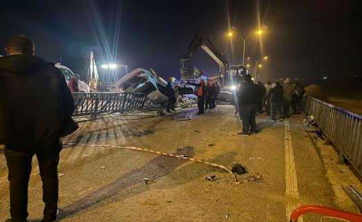 Otomobil köprü bariyerine çarptı: 1 ölü, 3 yaralı