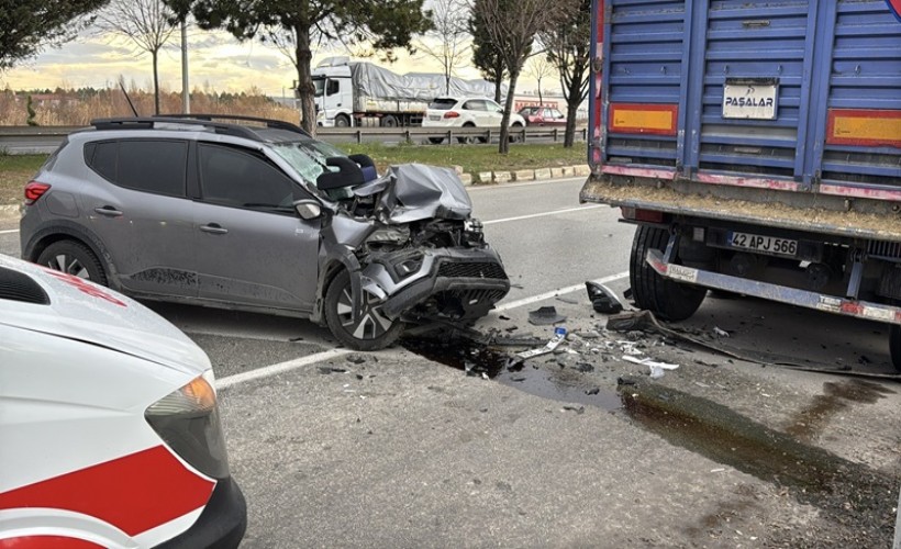 Otomobil park halindeki TIR'a çarptı: 2'si çocuk, 3 yaralı