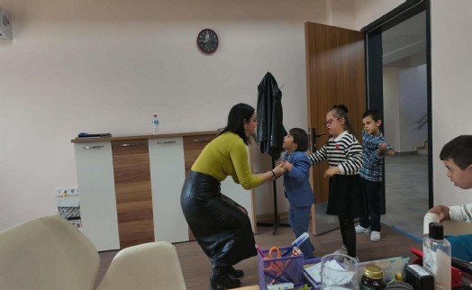 Özel gereksinimli öğrencileriyle güne özel klip hazırladı