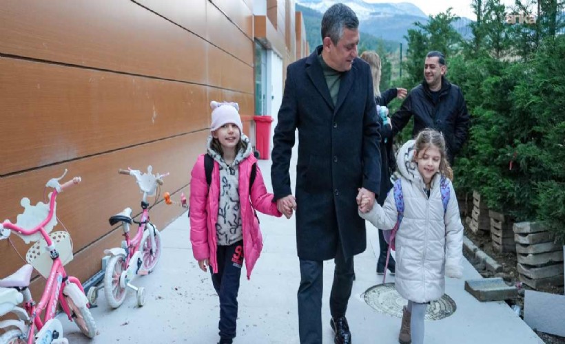 Özgür Özel, Ferdi Zeyrek'in ikiz kızlarını okula götürdü