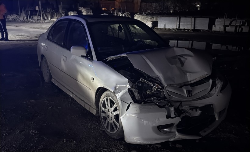 Park halindeki araca çarpan otomobilin sürücüsü, aracını bırakıp kaçtı
