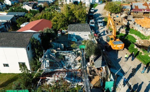 Seferihisar Belediyesi Teospark'taki kaçak yapıları yıktı!