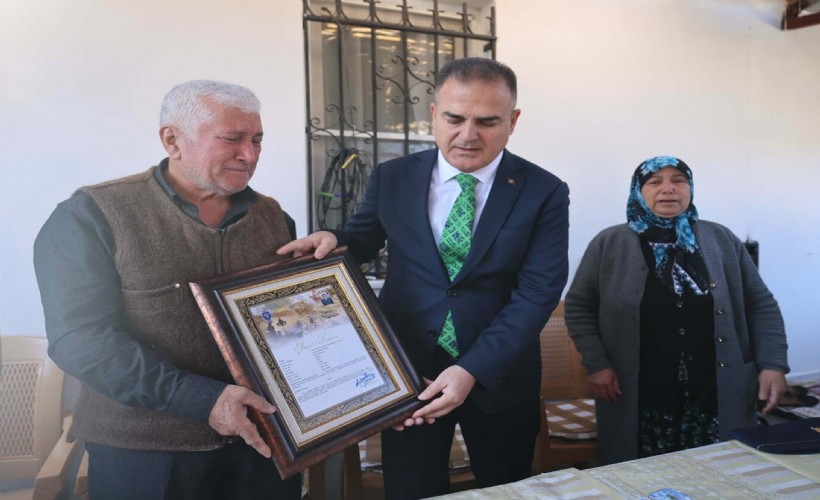 Şehit Astsubay Başçavuş Emrah Kuran'ın şehadet belgesi ailesine teslim edildi