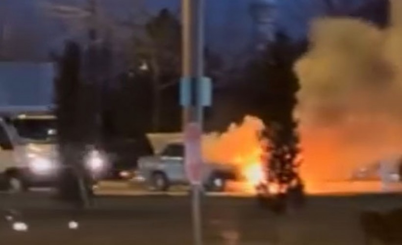 Seyir halindeki otomobil alev alev yandı