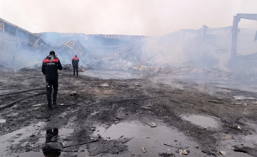 Afyon'daki orman ürünleri deposu yangınının 3'üncü gününde soğutma çalışması