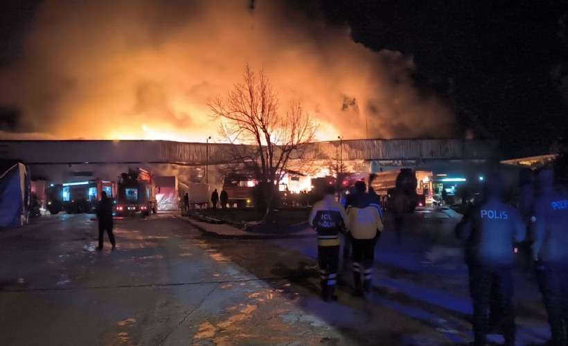 Afyonkarahisar OSB'deki orman ürünleri deposunda çıkan yangın, bitişikteki iş yerine de sıçradı