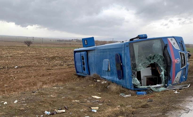 Afyonkarahisar'da cezaevi nakil midibüsü devrildi: 14 yaralı