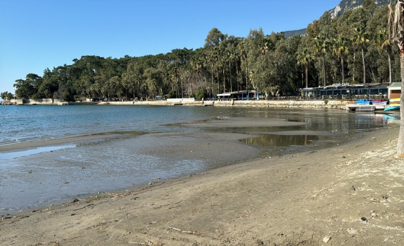 Akyaka'da deniz suyu 30 metre çekildi