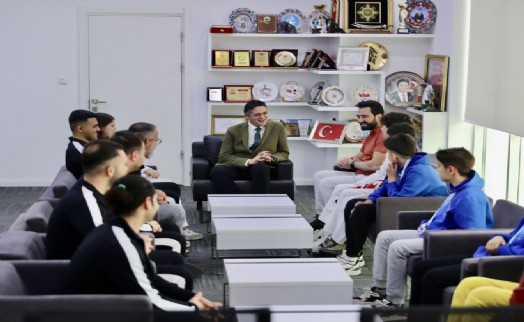 Aliağa'nın şampiyon gençlerinden Başkan Serkan Acar'a ziyaret