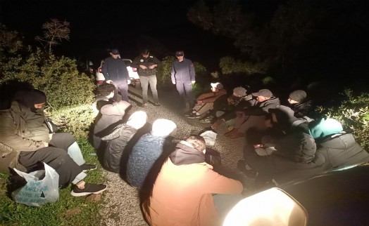Bodrum'da 36 kaçak göçmen ile 1 göçmen kaçakçısı şüphelisi yakalandı
