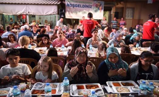 Bornova Belediyesi'nden Ramazan ayında gönül sofrası: Her gün bin kişiye iftar yemeği