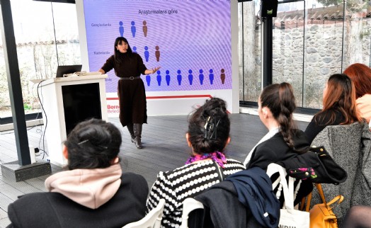 Bornova'da Sevgililer Günü'nde 'sağlıklı aşk' konuşuldu