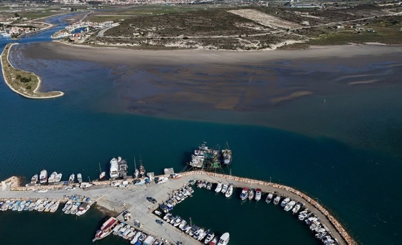 Çeşme kıyılarında korkutan görüntü: Deniz neredeyse 300 metre çekildi