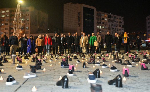 Hocalı'da katledilenler Bornova'da anıldı: 613 ayakkabının sessiz çığlığı