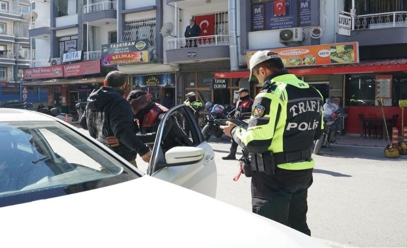 İzmir'de asayiş ve trafik denetimi; 1216 kişinin kimlik sorgulaması yapıldı