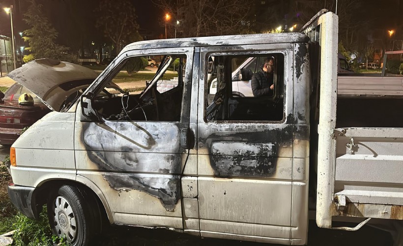 İzmir'de park halindeki kamyoneti kundaklayan şüpheli yakalandı, o anlar kamerada