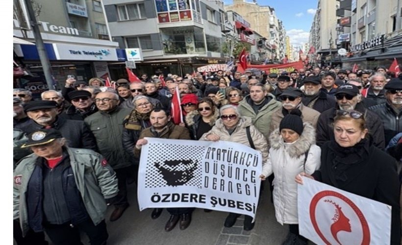 İzmir'de teğmenlerin ihracına protesto: 'Disiplin suçu işlemediler'