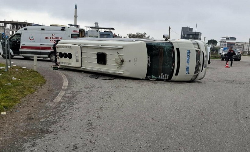 İzmir'de yolcu minibüsü ile hafif ticari araç çarpıştı: 9 yaralı