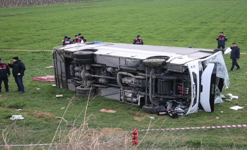 İzmir'den halter turnuvasına giden öğrencileri taşıyan midibüs devrildi; 2 ölü, 26 yaralı