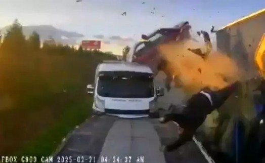 İzmir'de feci kaza: Çekici sürücüleri havaya savruldu!