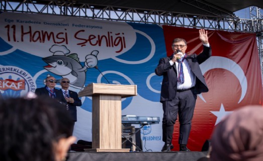 İzmir'de Karadeniz rüzgarı: Başkan Tugay Hamsi Şenliği'ne katıldı
