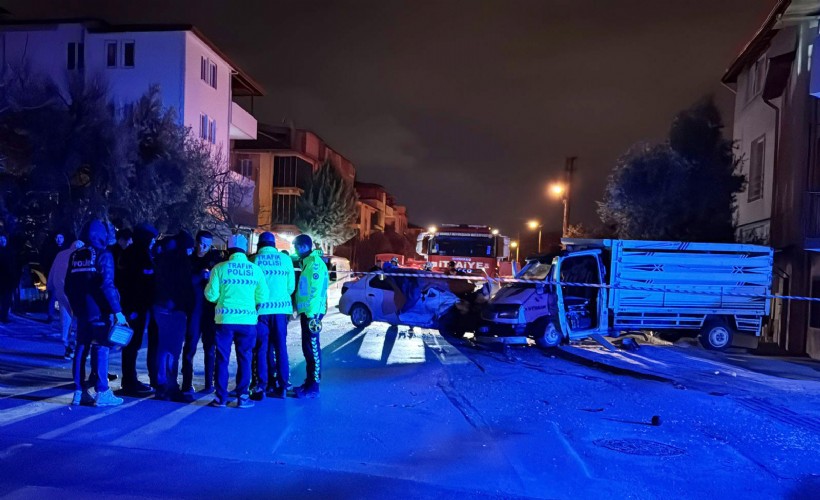 Kamyonet ile otomobilin çarpıştı: 1 ölü, 4 yaralı