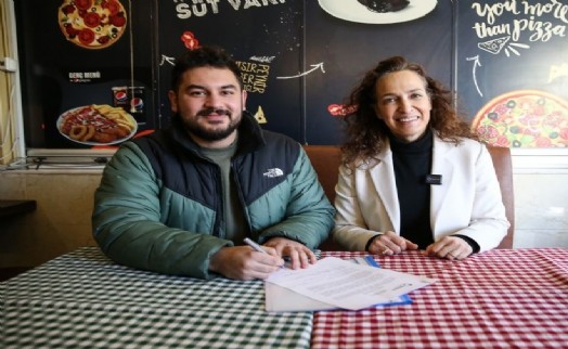 Karşıyaka'nın Filizleri geleceğe umut oluyor: Burs aldığı projeye bağışçı oldu
