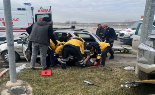 Kütahya'da otomobil, kamyonetle çarpıştı; 4 yaralı