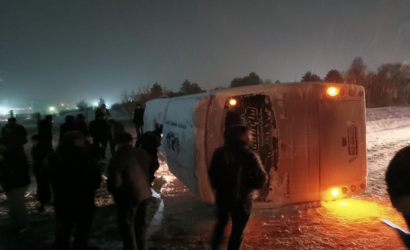 Maden işçilerinin taşındığı servis midibüsü devrildi: 3 yaralı