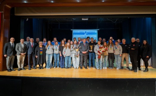 Şampiyonlar kupalarını Başkan Cemil Tugay'a teslim etti