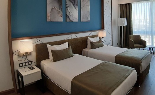 'İki erkek aynı odada kalamaz' denilerek rezervasyonları iptal edildi