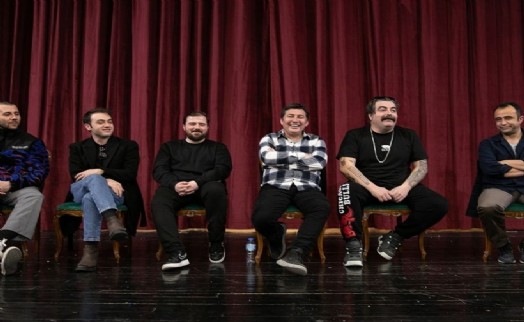 İzmir Şehir Tiyatroları sanatçıları genç tiyatroseverlerin sorularını cevapladı