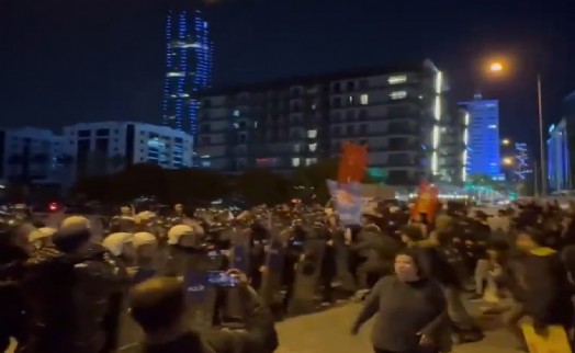 AK Parti İzmir İl Binası önünde arbede; Polis eylemcilere müdahale etti