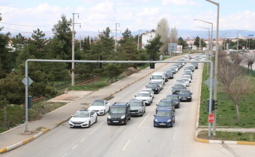Afyonkarahisar'da tatil trafiği; 14 saatte 349 bin araç geçti