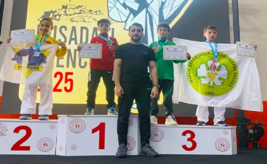 Aliağalı karateciler Kuşadası'ndan 5 madalya ile döndü