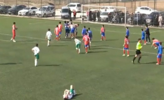 Amatör maçta tekme ve yumruklu kavga