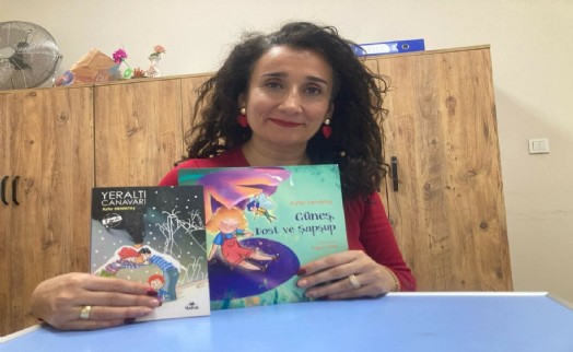 Ayfer öğretmen, deprem mağduru çocukların travmasını kitapla aşıyor