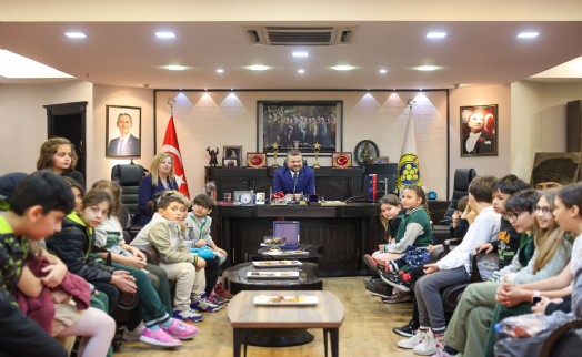 Başkan Görkem Duman, Bucalı çocukları makamında ağırladı