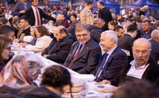 Başkan Tugay Kemalpaşa'da yurttaşlarla iftar yaptı; Bütün gücümüzü sizden alıyoruz