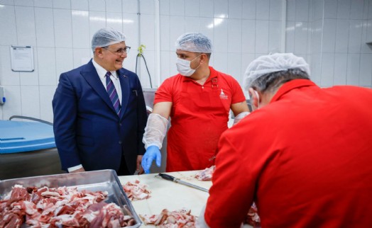 Başkan Tugay aşevinde yemek hazırlığına katıldı
