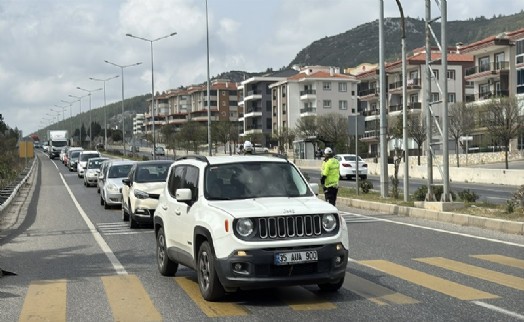 Bayram öncesi Muğla'ya tatilci akını; kilometrelerce araç kuyruğu oluştu