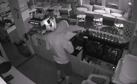 Bornova'da 3 ayrı iş yerini soyan hırsız yakalandı: O anlar güvenlik kameralarına yansıdı