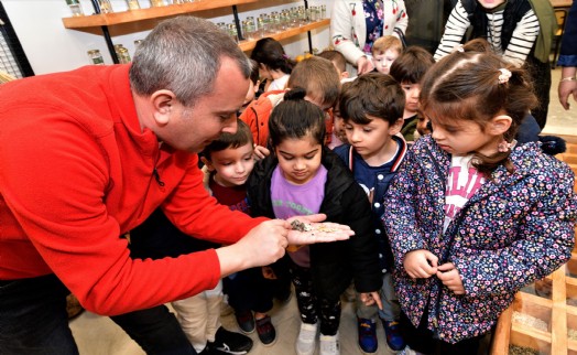 Bornova'da minik eller toprakla buluştu