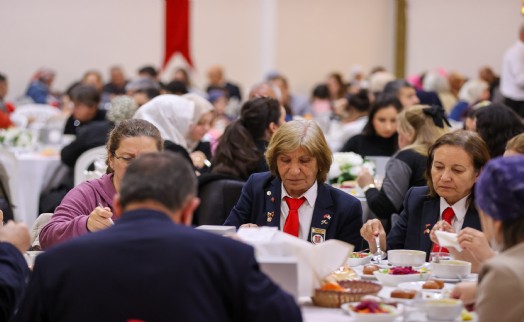 Buca'da şehit aileleri, gaziler ve yakınları için iftar yemeği
