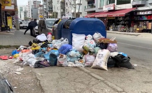 Buca'da işçilerin grevi çöp yığınlarına neden oldu!