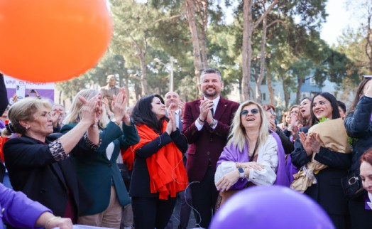 Buca'da kadın gücü vurgusu: Balonlar gökyüzüne kadın emeği için yükseldi