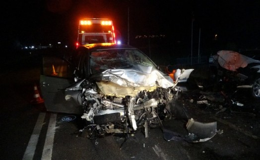 Çanakkale'de iki otomobil kafa kafaya çarpıştı: 3 ölü