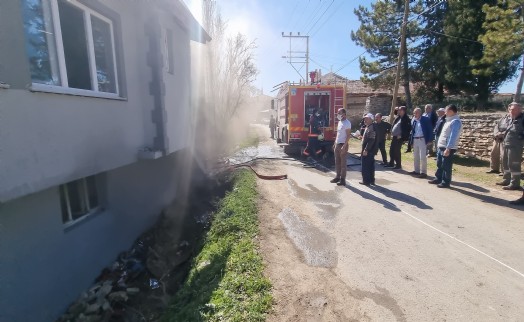 Evde çıkan yangını itfaiye ekipleri söndürdü