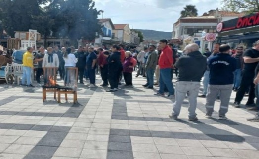 Foça'da esnaf protestosu; masa ve sandalyeleri ateşe verdiler